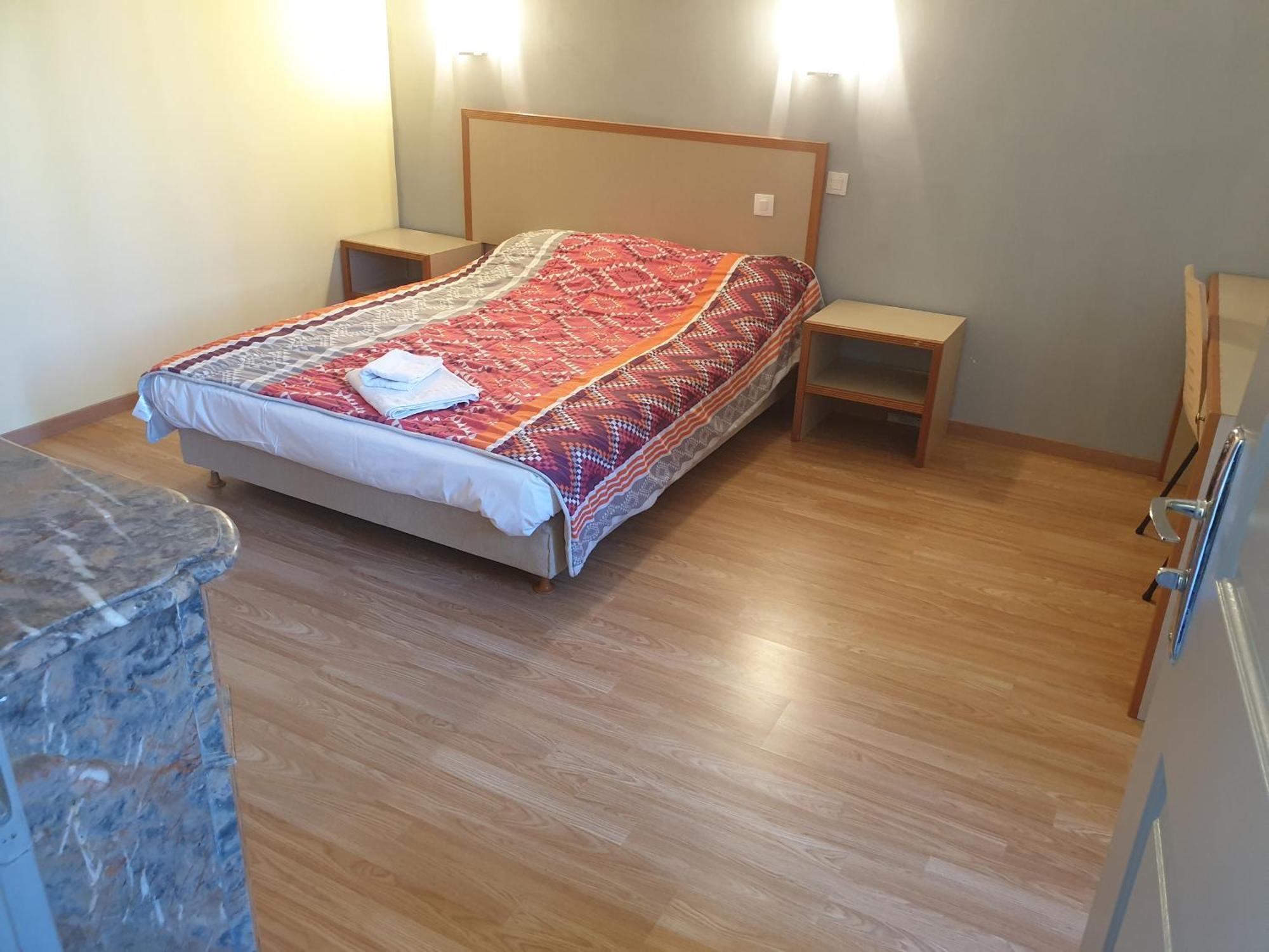 Hotel De La Gare Romans-sur-Isère Rum bild
